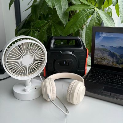 High Power 300W Balcony RV Energy Storage Generator dengan LED Lighting Mobile Power AC Output S3