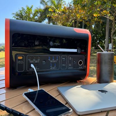 Stasiun Daya USB Mobile Generator Surya Pengisian Cepat 2000W dengan Tipe-C 3*18W/2*100W