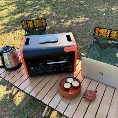 Stasiun Listrik Camping Portable 2200W dengan Pengisian Tanpa Kabel 15W LiFePO4 UPS Panel Surya