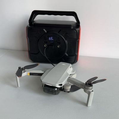 High Mobility Portable Solar Power Station dengan lampu LED 4W tetap menyala dan output 200W
