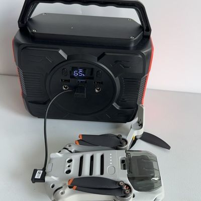 Stasiun Daya Outdoor Portable dengan Kapasitas Baterai 48000mAh dan Output 200W/300W/600W