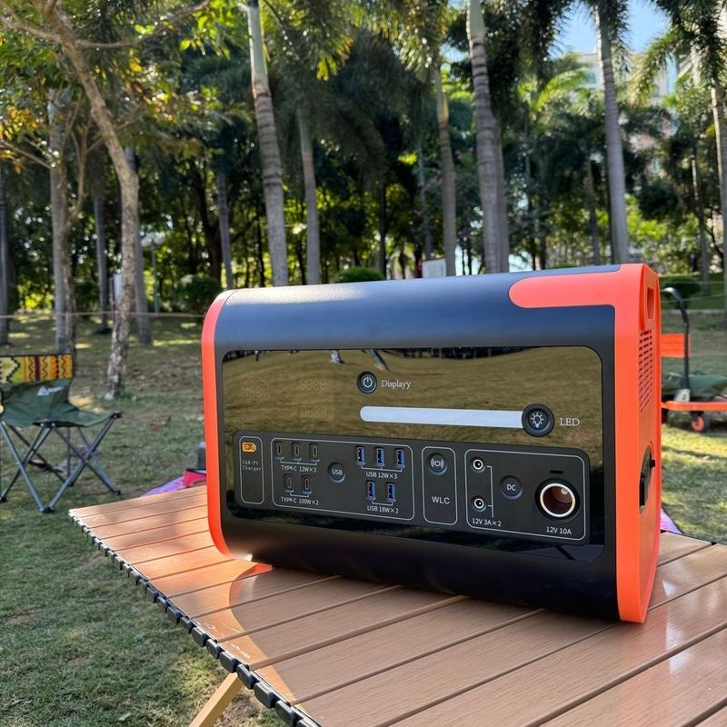 AC/DC/Type-C/PV Charging 2200W Mobile Solar Generator dengan Wireless Charging Portable