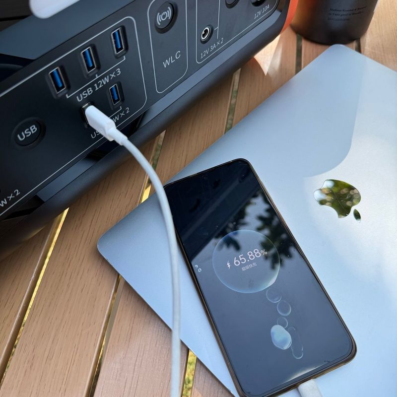Fast Charging Portable Power Station Inverter Pure Sinus Wave 2200W Daya Keluar Nomor