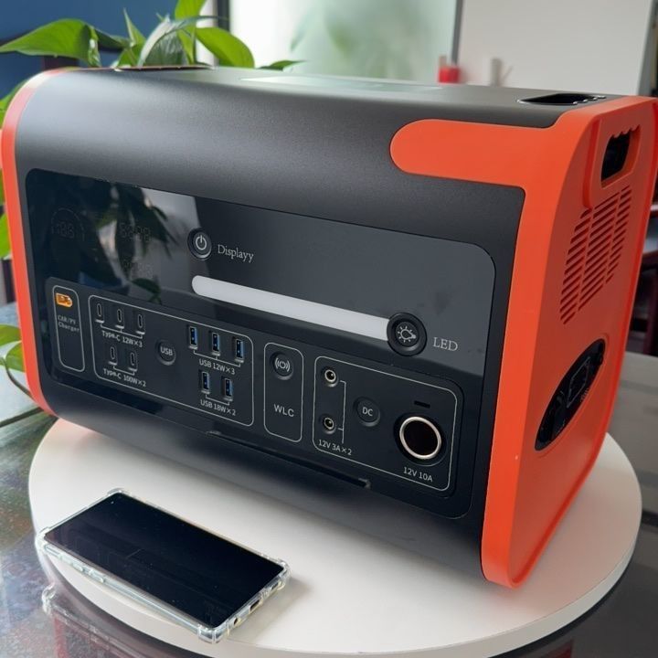 800W Solar Charging Portable Energy Storage Power Station dalam warna Hitam dengan warna Oranye