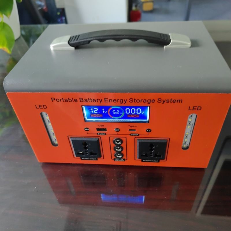 Stasiun pengisian perangkat seluler surya off-grid 300W dengan gelombang koreksi output DC 12V